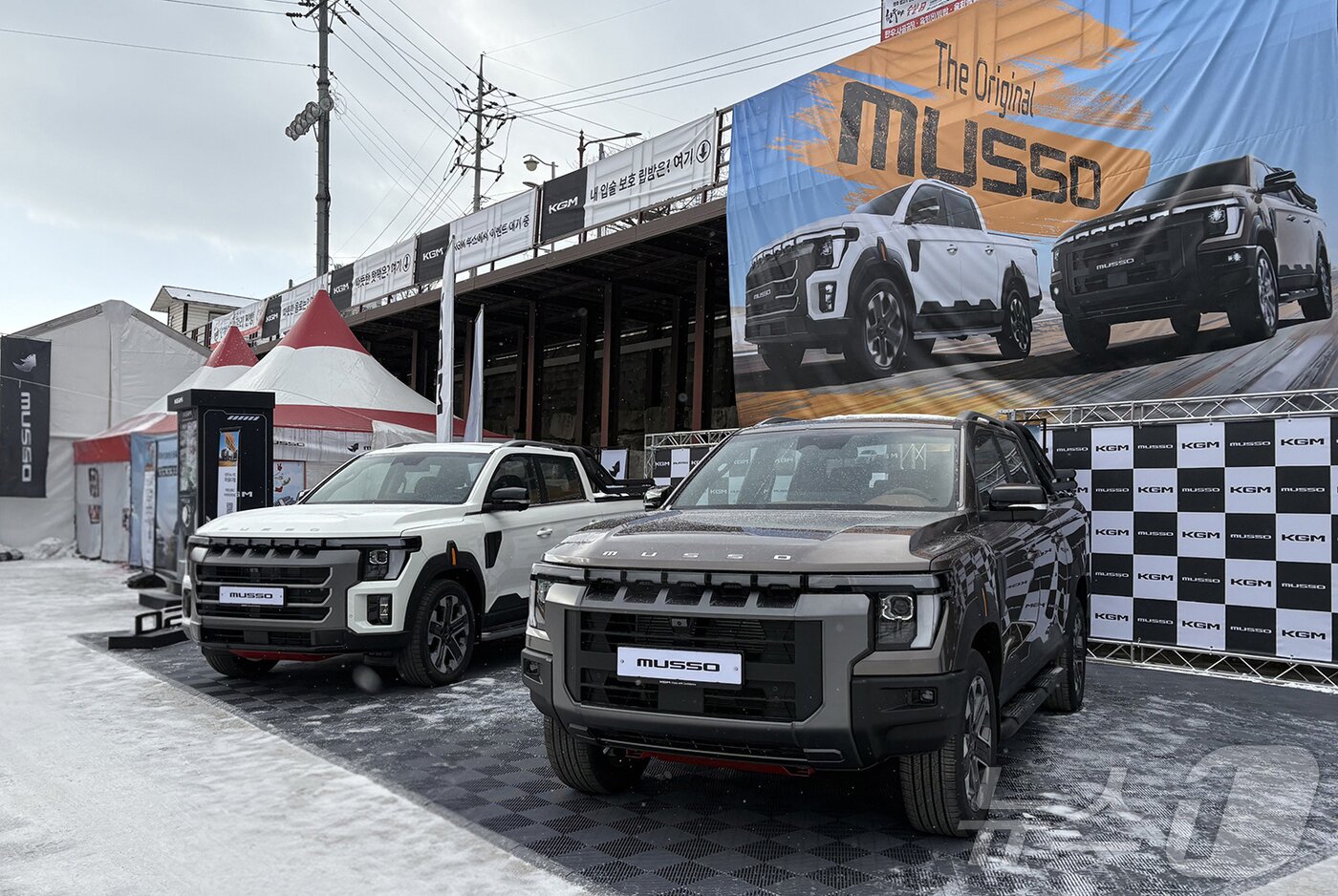 본문 이미지 - KGM이 ‘2026 화천산천어축제’에 공식 후원사로 참가해 화천군과 협약식을 갖고 지역 경제 활성화와 고객 접점 확대에 나섰다. 사진은 KGM 전시 공간에 마련된 ‘무쏘’의 모습. (자료사진. KG 모빌리티 제공. 재판매 및 DB 금지) 2026.1.13/뉴스1
