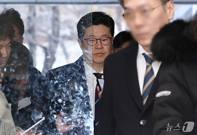 본문 이미지 - '홈플러스 사태' 관련 자본시장법 위반 등의 혐의를 받는 김병주 MBK파트너스 회장이 13일 오전 서울 서초구 서울중앙지방법원에서 열린 구속 전 피의자 심문(영장실질심사)에 출석하고 있다.  2026.1.13/뉴스1 ⓒ News1 오대일 기자