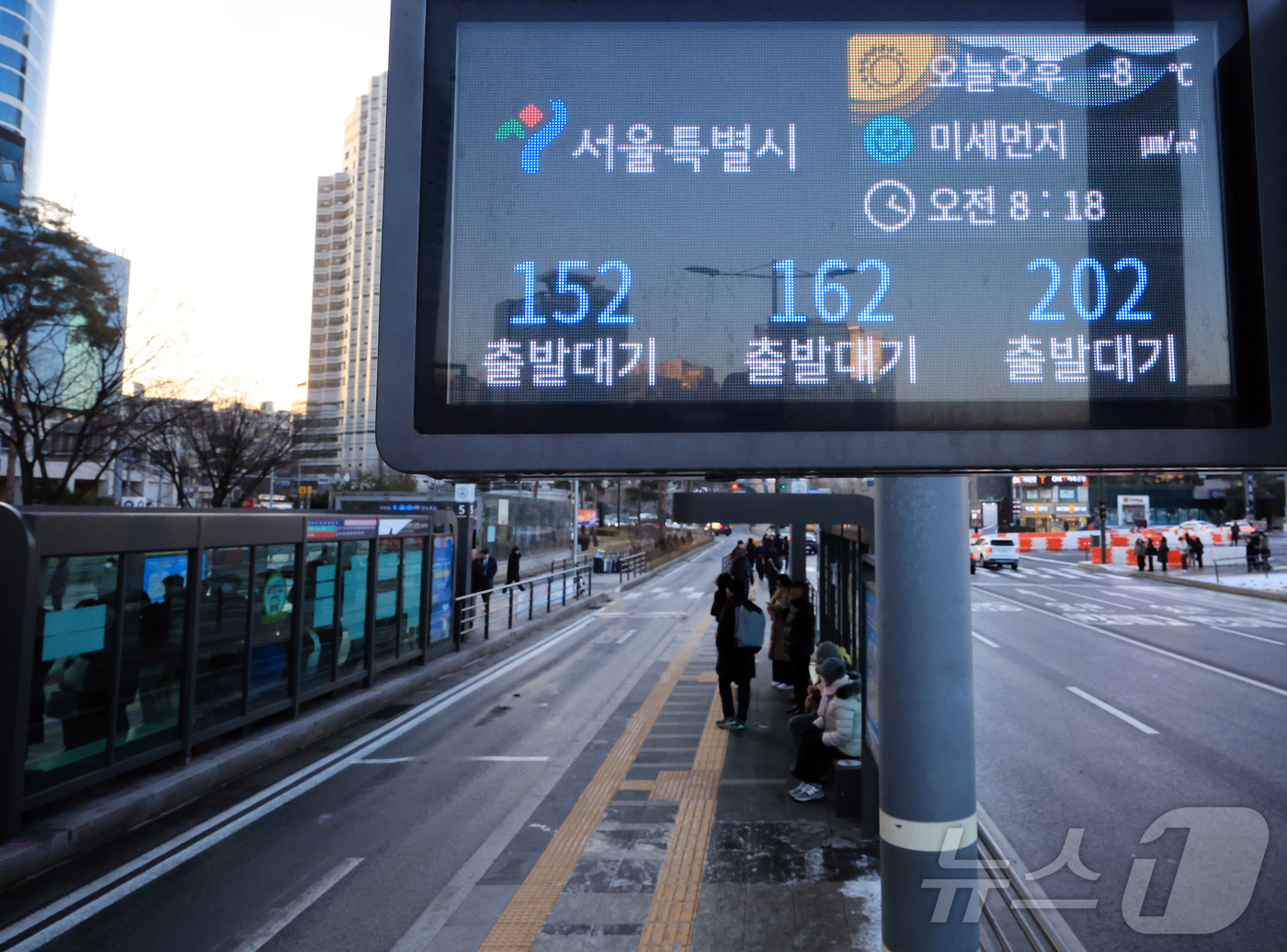 (서울=뉴스1) 김진환 기자 = 서울 시내버스가 총파업에 돌입한 13일 오전 서울역 버스환승센터 전광판에 시내버스 차고지 대기를 알리고 있다.서울 시내버스가 파업으로 멈춰 서는 것 …