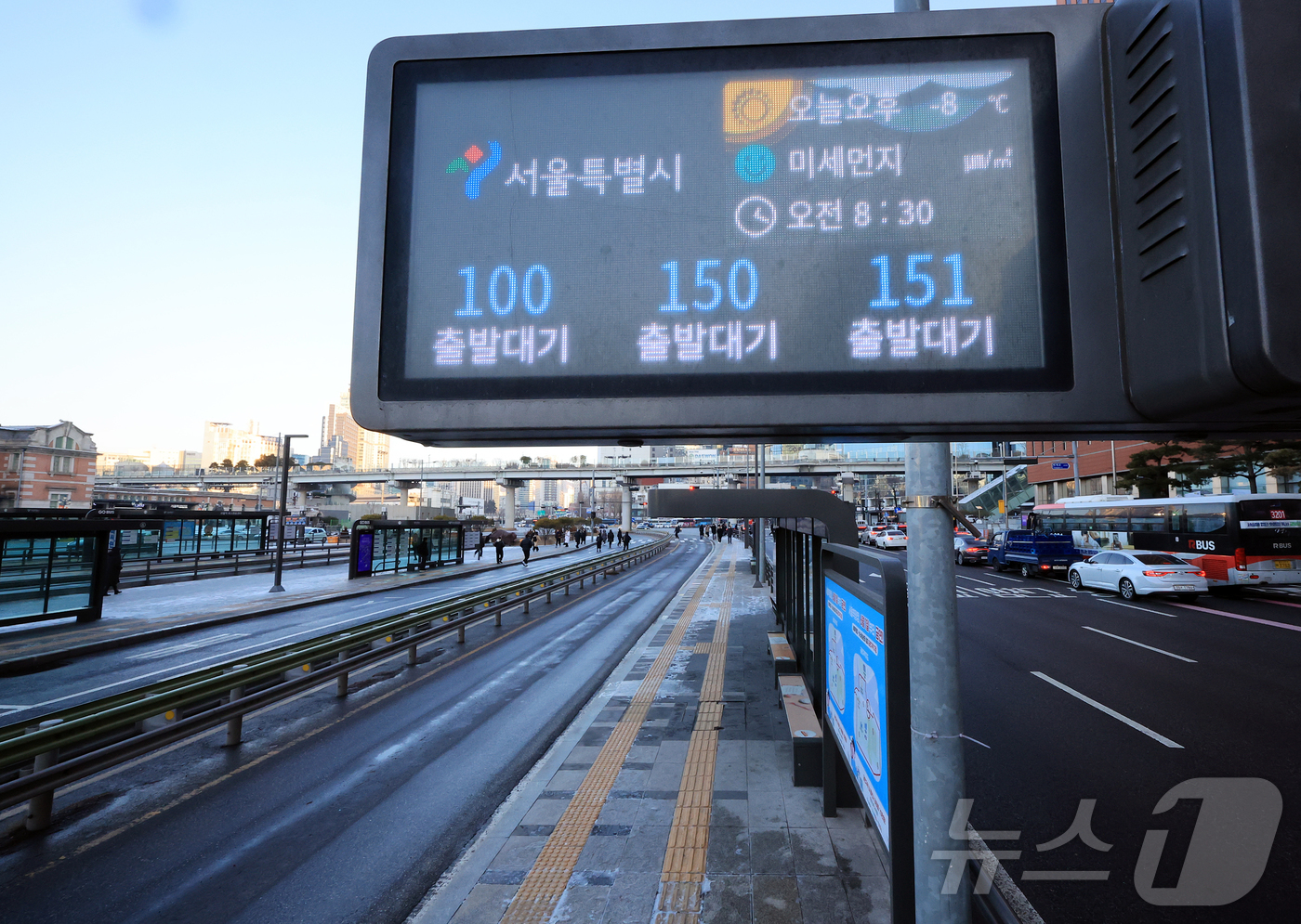 (서울=뉴스1) 김진환 기자 = 서울 시내버스가 총파업에 돌입한 13일 오전 서울역 버스환승센터 전광판에 시내버스 차고지 대기를 알리고 있다.서울 시내버스가 파업으로 멈춰 서는 것 …