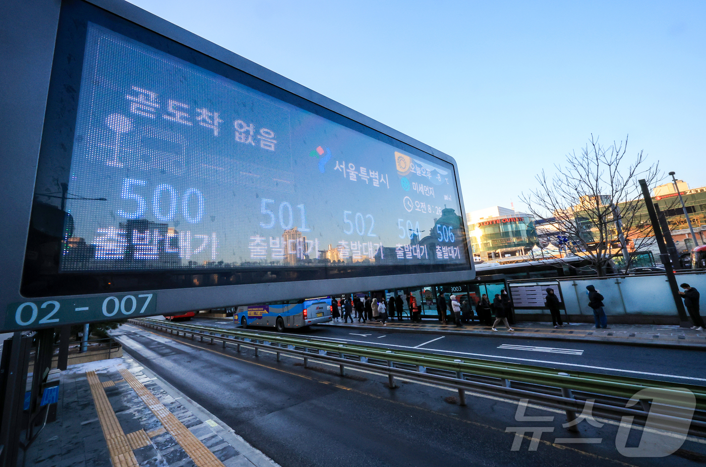 (서울=뉴스1) 김진환 기자 = 서울 시내버스가 총파업에 돌입한 13일 오전 서울역 버스환승센터 전광판에 시내버스 차고지 대기를 알리고 있다.서울 시내버스가 파업으로 멈춰 서는 것 …