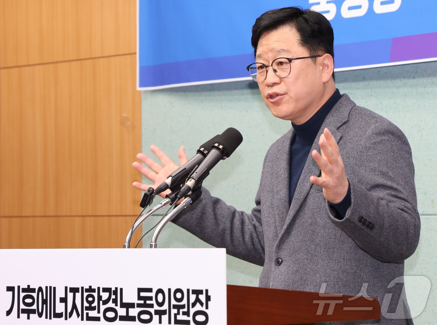 (전주=뉴스1) 유경석 기자 = 안호영 국회 기후에너지환경노동위원장이 13일 전북 전주시 전북특별자치도의회에서 \'용인 반도체\' 관련 기자회견을 열고 질의에 답변을 하고 있다. …