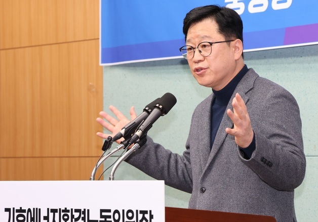 질의에 답변하는 안호영 위원장