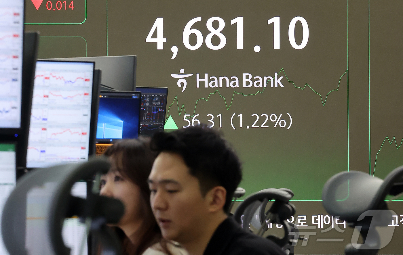 (서울=뉴스1) 김진환 기자 = 13일 오전 서울 중구 하나은행 딜링룸 전광판에 코스피 지수가 나오고 있다.이날 오전 10시 10분쯤 코스피 지수는 전 거래일보다 56.31p(1. …