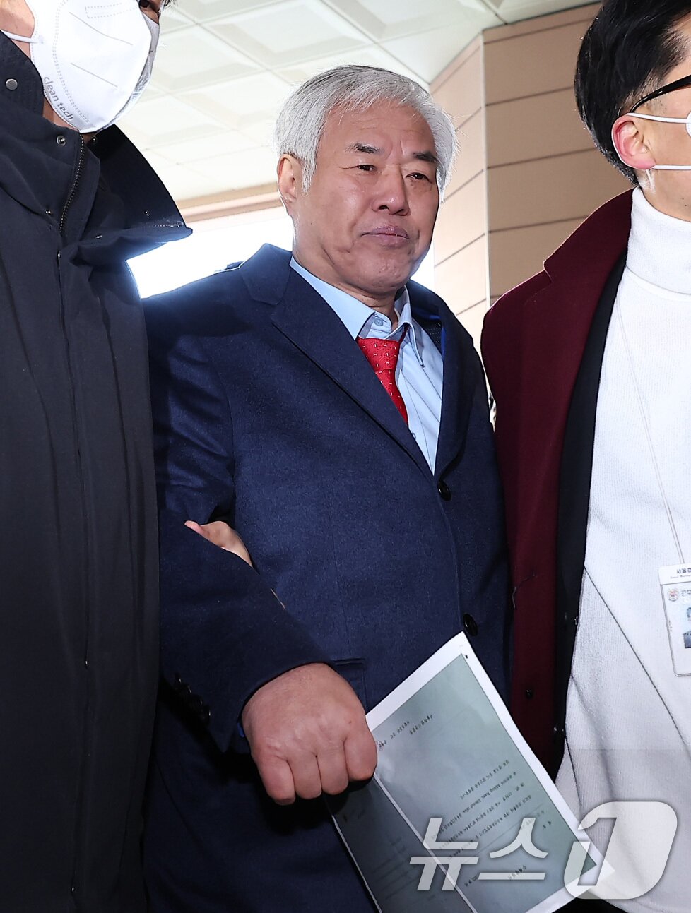 본문 이미지 - 서부지법 난동 사태를 선동한 혐의를 받고 있는 전광훈 사랑제일교회 목사가 13일 서울 마포구 서울서부지방법원에서 열린 구속 전 피의자 심문(영장실질심사)에 출석하고 있다. 2026.1.13/뉴스1 ⓒ News1 김성진 기자