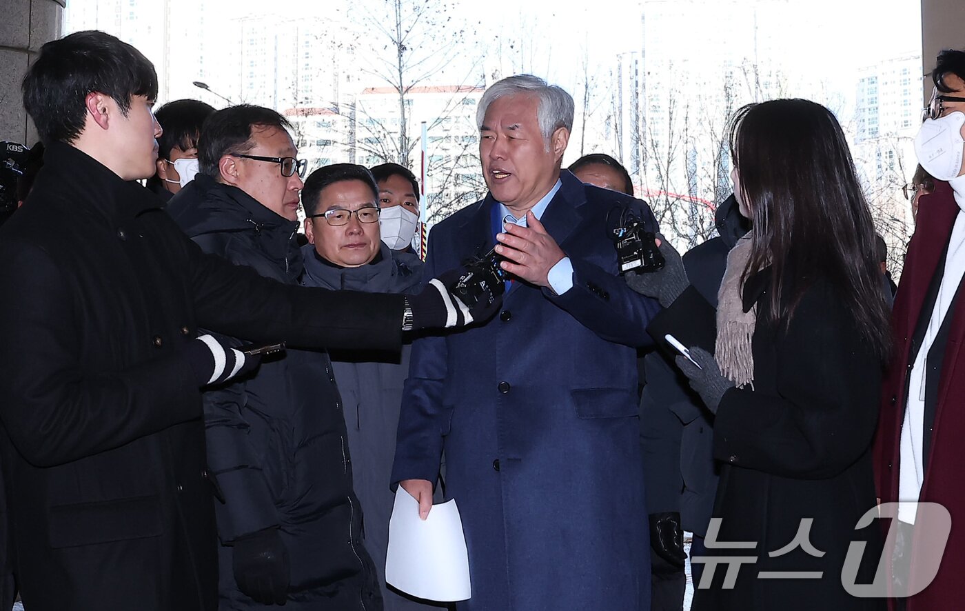 본문 이미지 - 서부지법 난동 사태를 선동한 혐의를 받고 있는 전광훈 사랑제일교회 목사가 13일 서울 마포구 서울서부지방법원에서 열린 구속 전 피의자 심문(영장실질심사)에 출석하며 취재진의 질문에 답하고 있다. 2026.1.13/뉴스1 ⓒ News1 김성진 기자