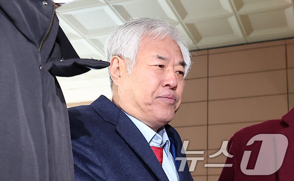 본문 이미지 - 서부지법 난동 사태를 선동한 혐의를 받고 있는 전광훈 사랑제일교회 목사가 13일 서울 마포구 서울서부지방법원에서 열린 구속 전 피의자 심문(영장실질심사)에 출석하고 있다. 2026.1.13/뉴스1 ⓒ News1 김성진 기자