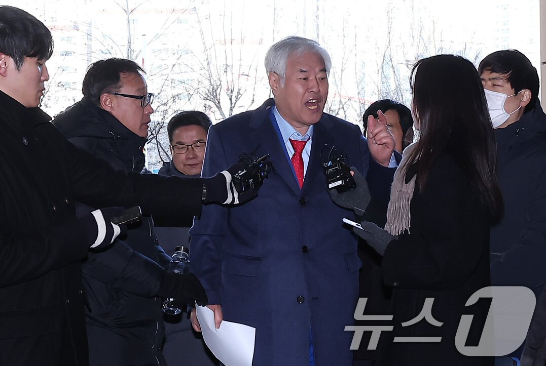 본문 이미지 - 서부지법 난동 사태를 선동한 혐의를 받고 있는 전광훈 사랑제일교회 목사가 13일 서울 마포구 서울서부지방법원에서 열린 구속 전 피의자 심문(영장실질심사)에 출석하며 취재진의 질문에 답하고 있다. 2026.1.13/뉴스1 ⓒ News1 김성진 기자