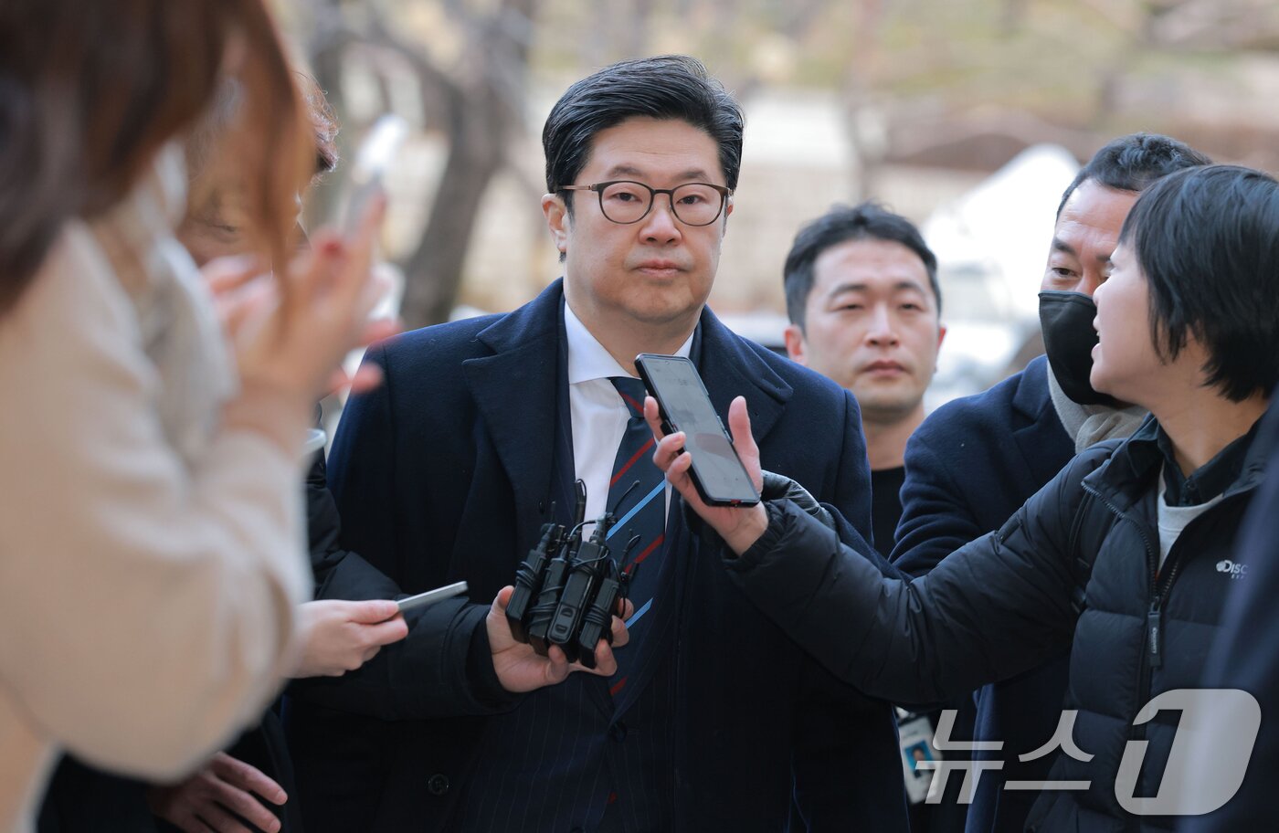 본문 이미지 - '홈플러스 사태' 관련 자본시장법 위반 등의 혐의를 받는 김병주 MBK파트너스 회장이 13일 오전 서울 서초구 서울중앙지방법원에서 열린 구속 전 피의자 심문(영장실질심사)에 출석하고 있다. (공동취재) 2026.1.13/뉴스1 ⓒ News1 오대일 기자