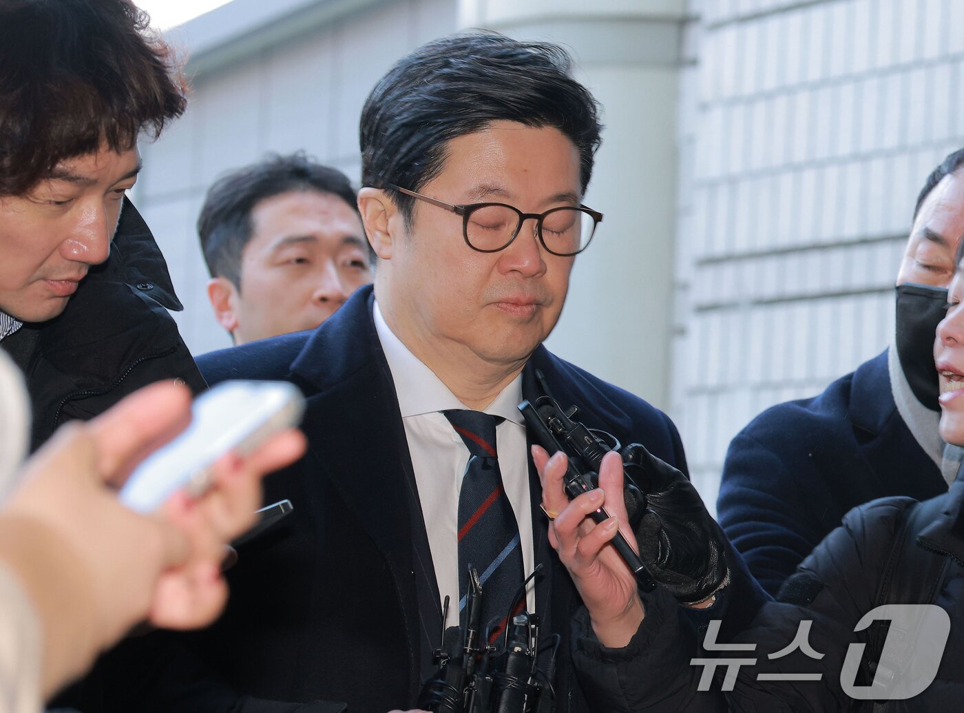 본문 이미지 - '홈플러스 사태' 관련 자본시장법 위반 등의 혐의를 받는 김병주 MBK파트너스 회장이 13일 오전 서울 서초구 서울중앙지방법원에서 열린 구속 전 피의자 심문(영장실질심사)에 출석하고 있다. (공동취재) 2026.1.13/뉴스1 ⓒ News1 오대일 기자