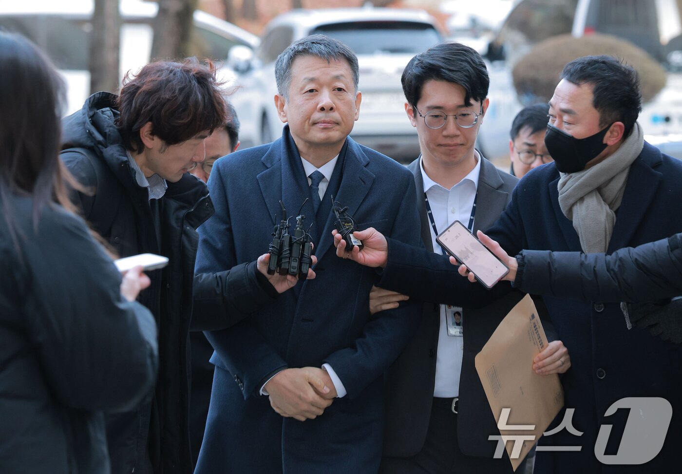 본문 이미지 - '홈플러스 사태' 관련 자본시장법 위반 등의 혐의를 받는 김광일 MBK파트너스 부회장 겸 홈플러스 대표가 13일 오전 서울 서초구 서울중앙지방법원에서 열린 구속 전 피의자 심문(영장실질심사)에 출석하고 있다. (공동취재) 2026.1.13/뉴스1 ⓒ News1 오대일 기자