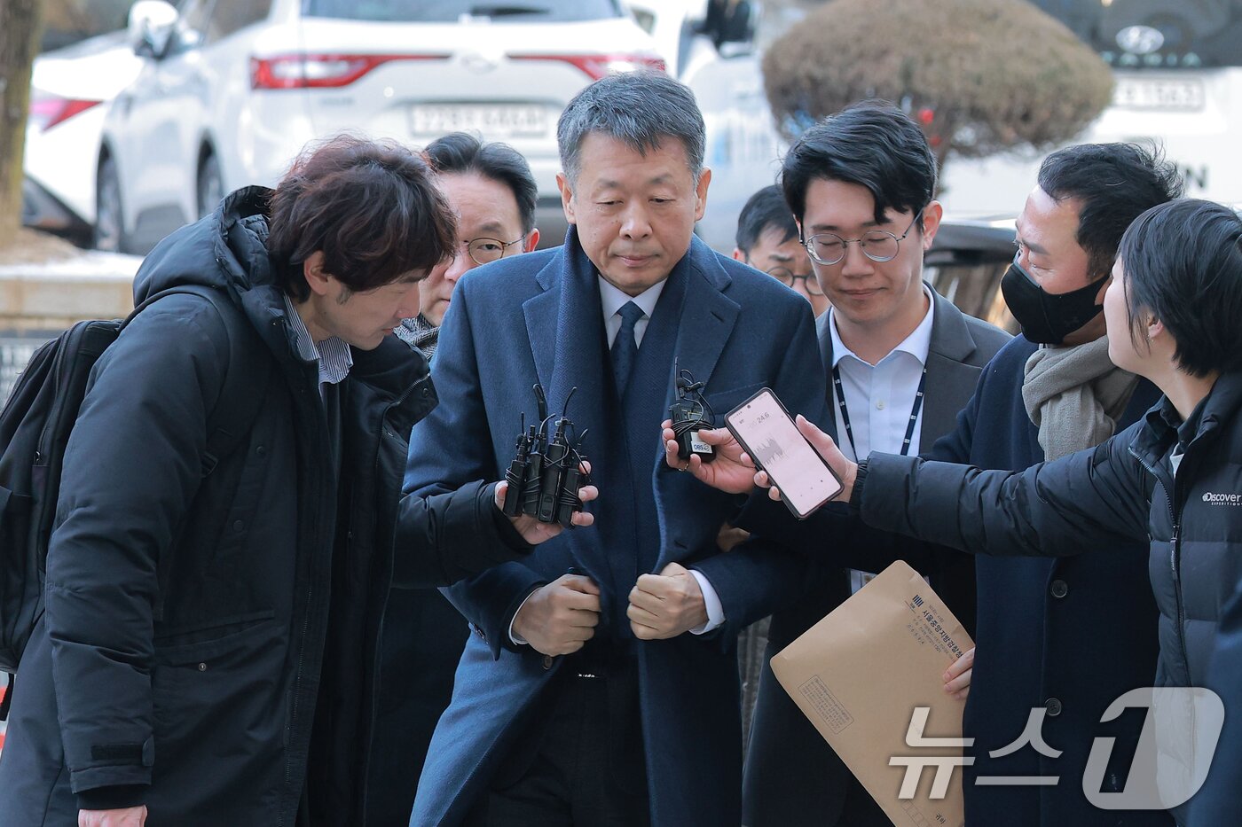 본문 이미지 - '홈플러스 사태' 관련 자본시장법 위반 등의 혐의를 받는 김광일 MBK파트너스 부회장 겸 홈플러스 대표가 13일 오전 서울 서초구 서울중앙지방법원에서 열린 구속 전 피의자 심문(영장실질심사)에 출석하고 있다. (공동취재) 2026.1.13/뉴스1 ⓒ News1 오대일 기자