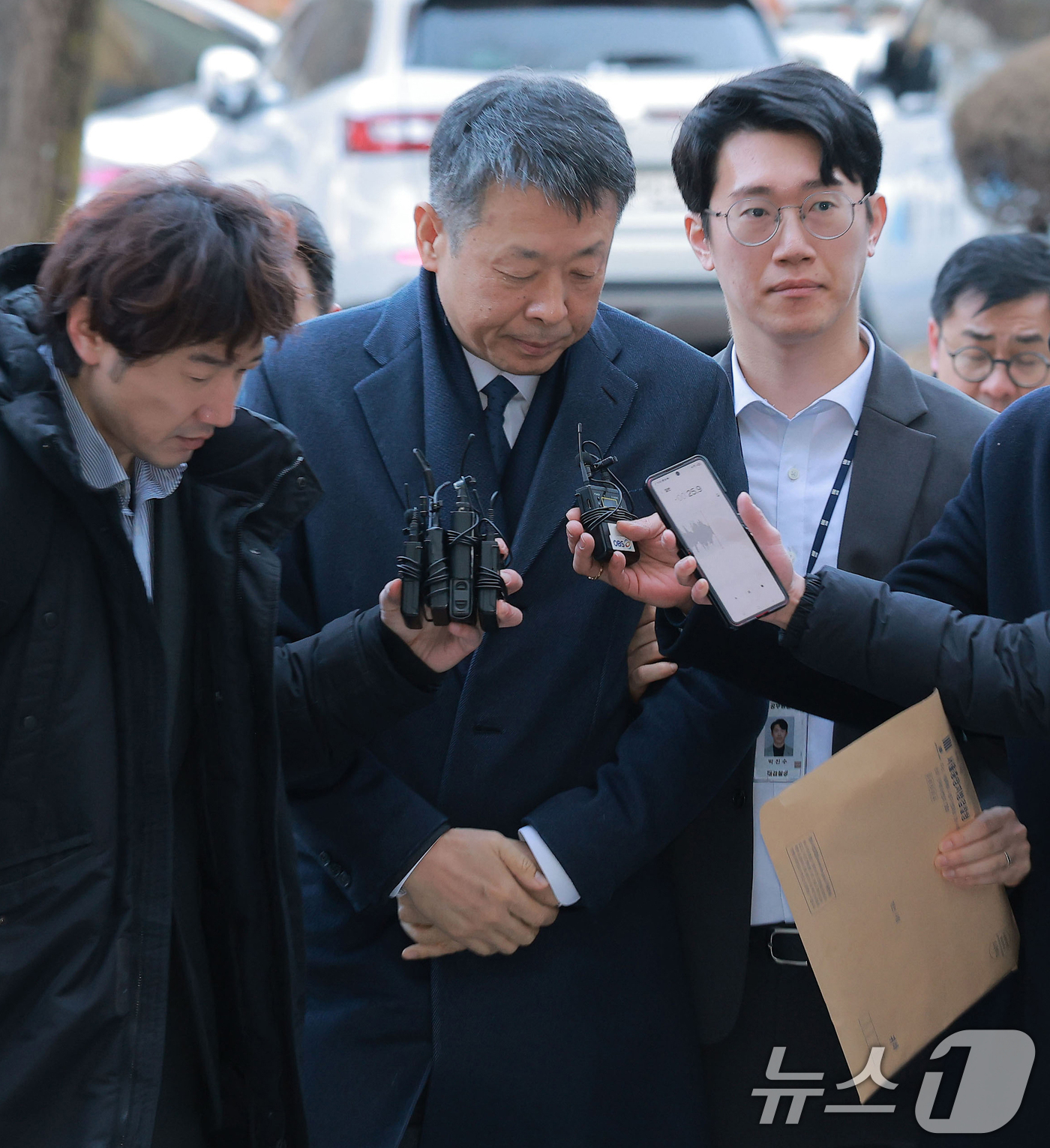 (서울=뉴스1) 오대일 기자 = '홈플러스 사태' 관련 자본시장법 위반 등의 혐의를 받는 김광일 MBK파트너스 부회장 겸 홈플러스 대표가 13일 오전 서울 서초구 서울중앙지방법원에 …