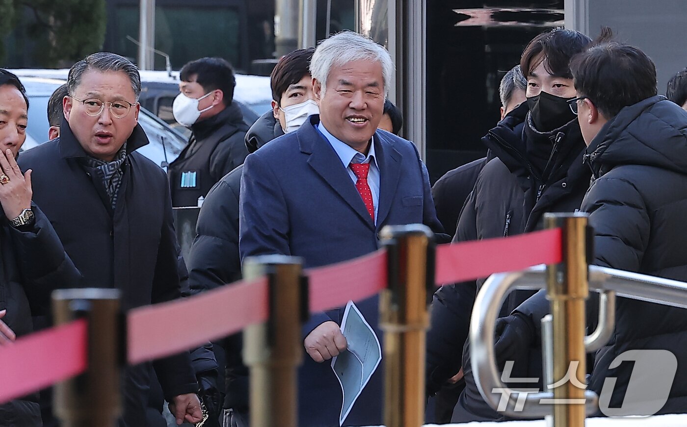 본문 이미지 - 서부지법 난동 사태를 선동한 혐의를 받고 있는 전광훈 사랑제일교회 목사가 13일 서울 마포구 서울서부지방법원에서 열린 구속 전 피의자 심문(영장실질심사)에 출석하고 있다. 2026.1.13/뉴스1 ⓒ News1 김성진 기자