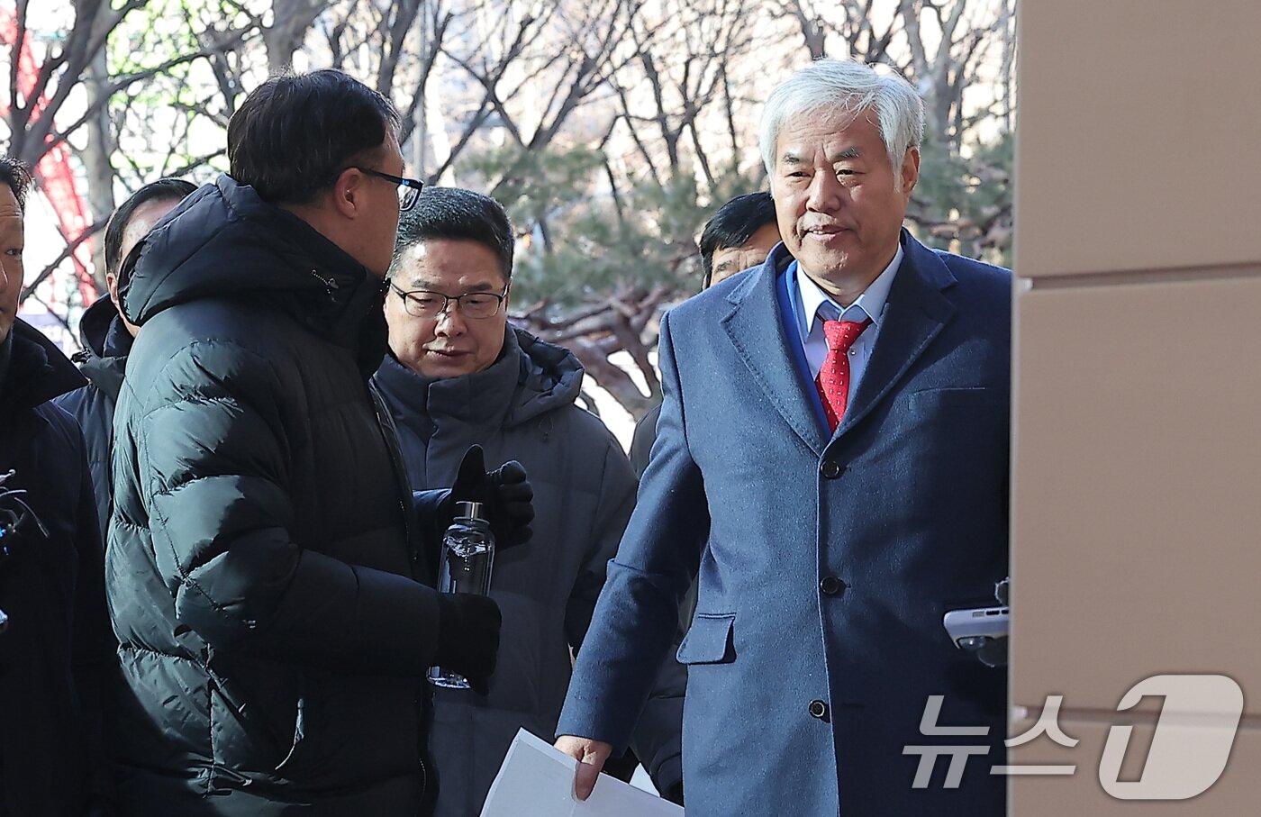 본문 이미지 - 서부지법 난동 사태를 선동한 혐의를 받고 있는 전광훈 사랑제일교회 목사가 13일 서울 마포구 서울서부지방법원에서 열린 구속 전 피의자 심문(영장실질심사)에 출석하고 있다. 2026.1.13/뉴스1 ⓒ News1 김성진 기자