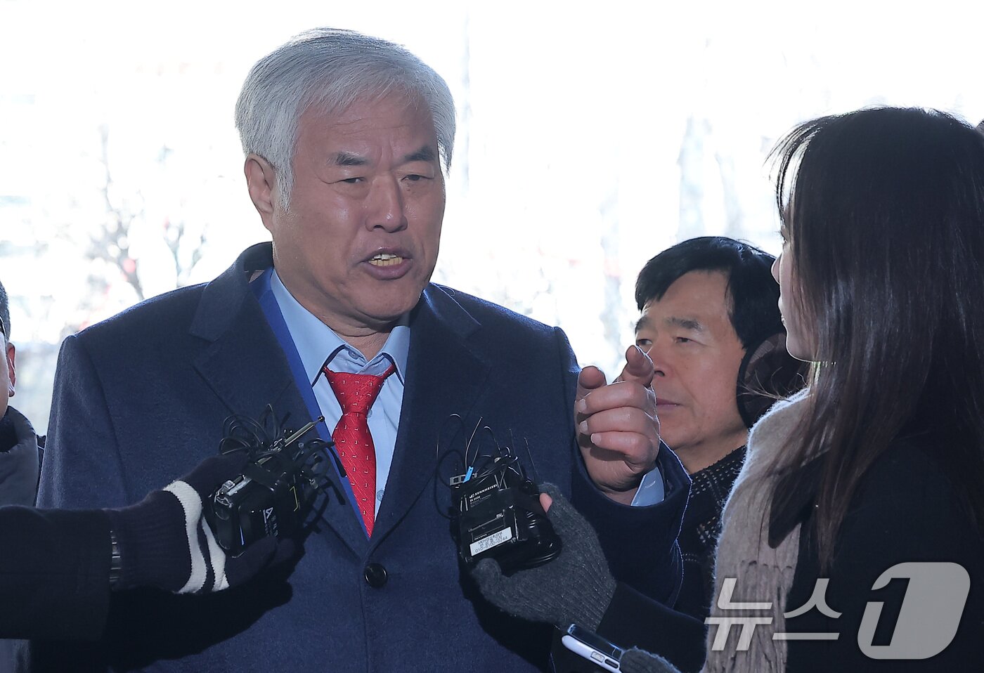 본문 이미지 - 서부지법 난동 사태를 선동한 혐의를 받고 있는 전광훈 사랑제일교회 목사가 13일 서울 마포구 서울서부지방법원에서 열린 구속 전 피의자 심문(영장실질심사)에 출석하며 취재진의 질문에 답하고 있다. 2026.1.13/뉴스1 ⓒ News1 김성진 기자