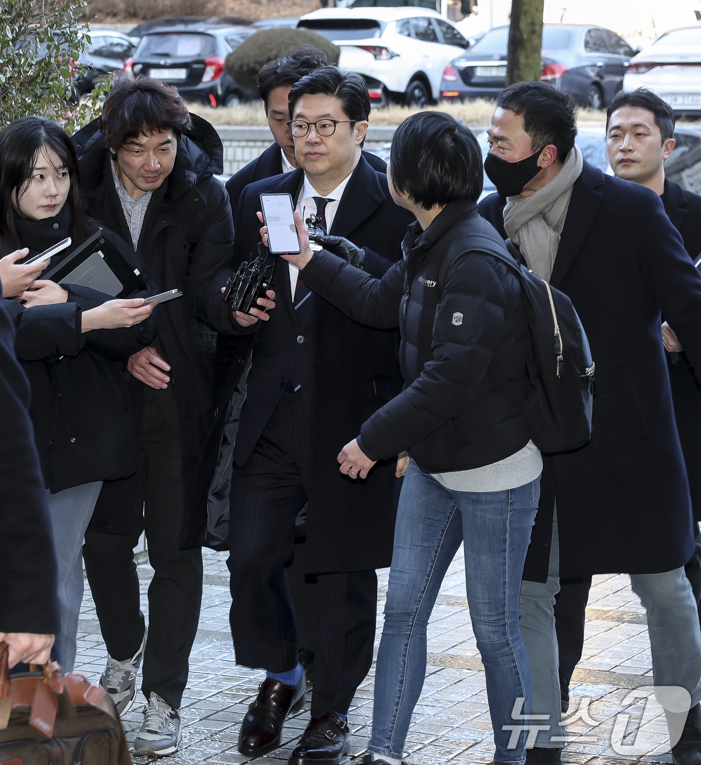 (서울=뉴스1) 오대일 기자 = '홈플러스 사태' 관련 자본시장법 위반 등의 혐의를 받는 김병주 MBK파트너스 회장이 13일 오전 서울 서초구 서울중앙지방법원에서 열린 구속 전 피 …