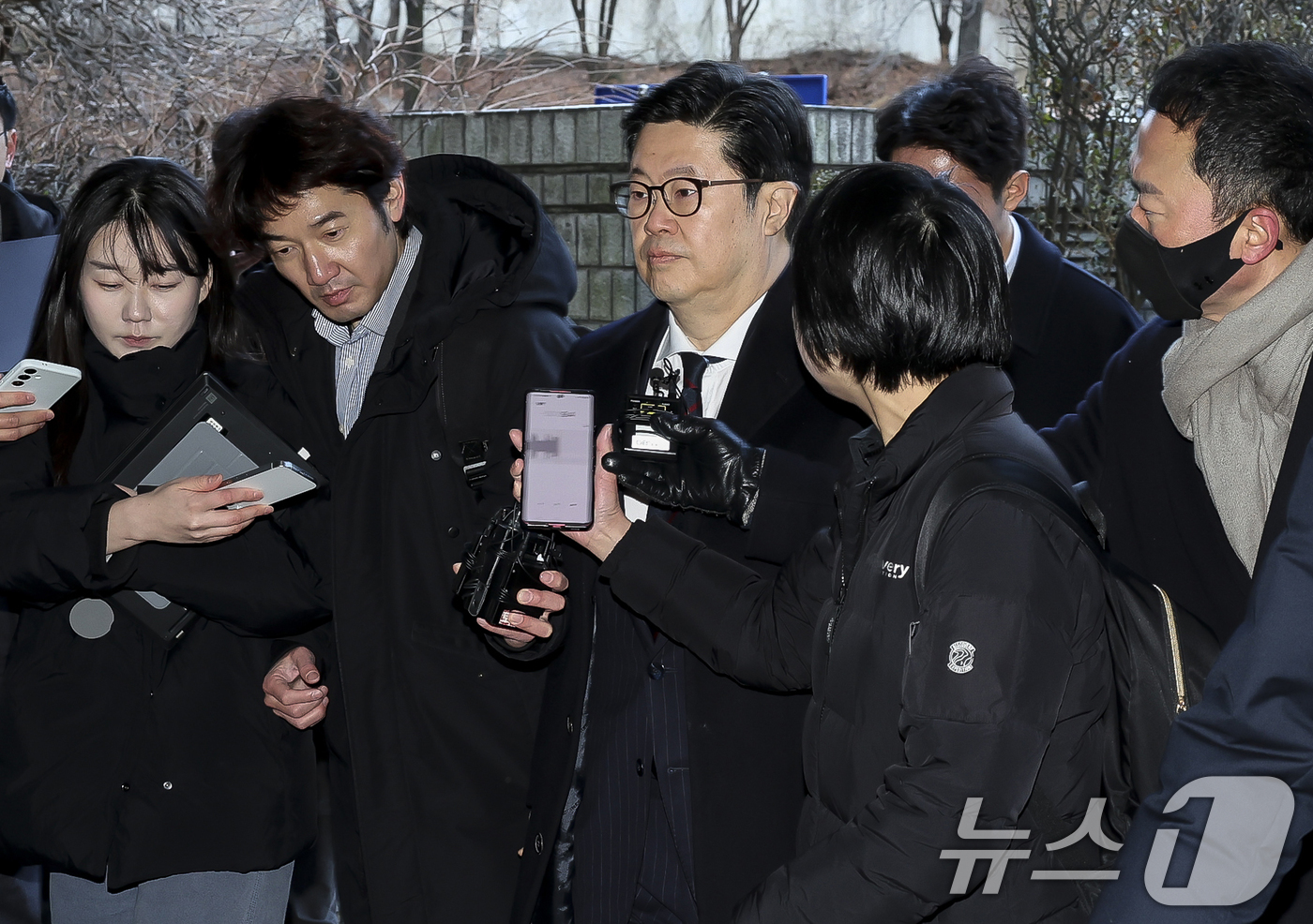 (서울=뉴스1) 오대일 기자 = '홈플러스 사태' 관련 자본시장법 위반 등의 혐의를 받는 김병주 MBK파트너스 회장이 13일 오전 서울 서초구 서울중앙지방법원에서 열린 구속 전 피 …