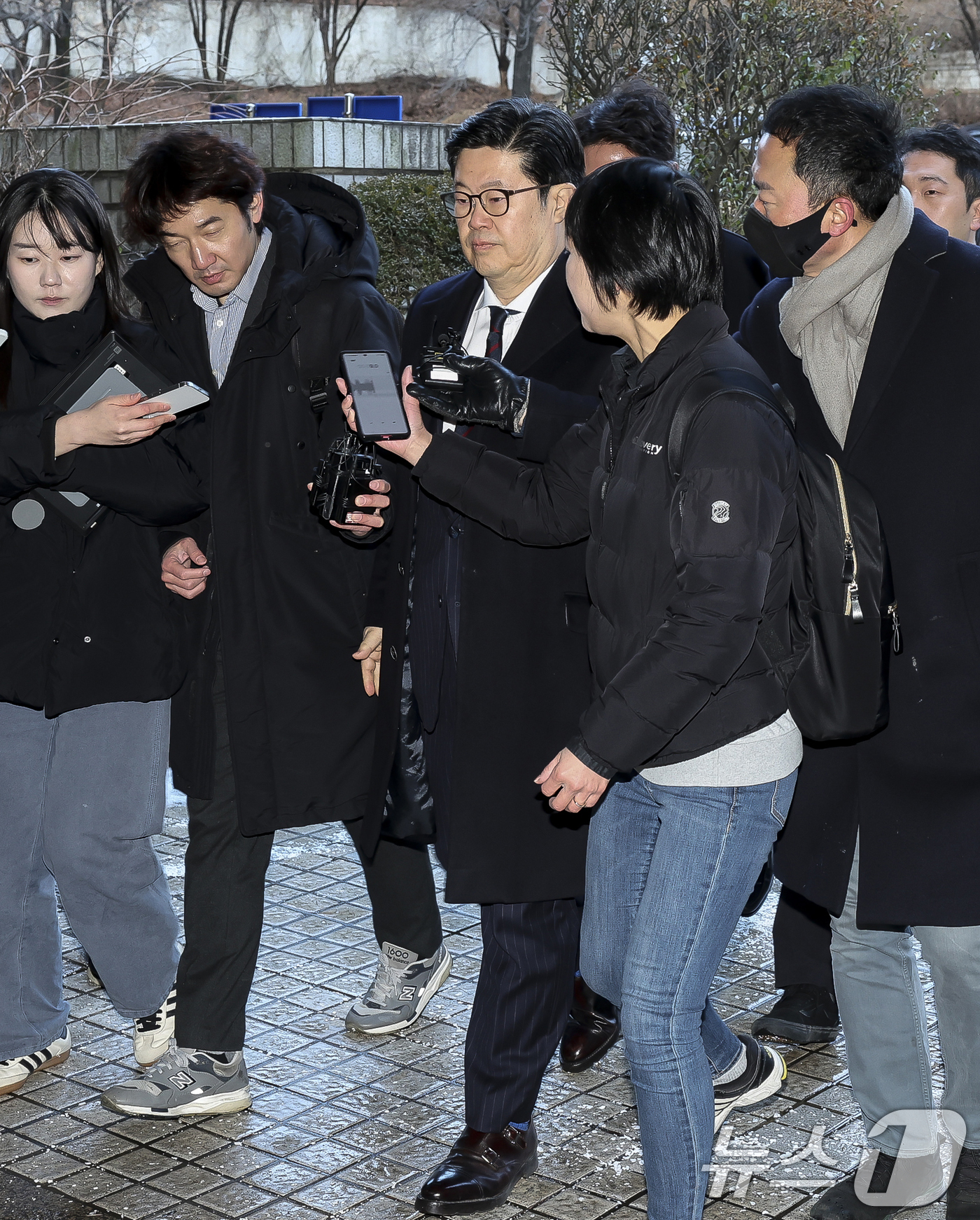 (서울=뉴스1) 오대일 기자 = '홈플러스 사태' 관련 자본시장법 위반 등의 혐의를 받는 김병주 MBK파트너스 회장이 13일 오전 서울 서초구 서울중앙지방법원에서 열린 구속 전 피 …