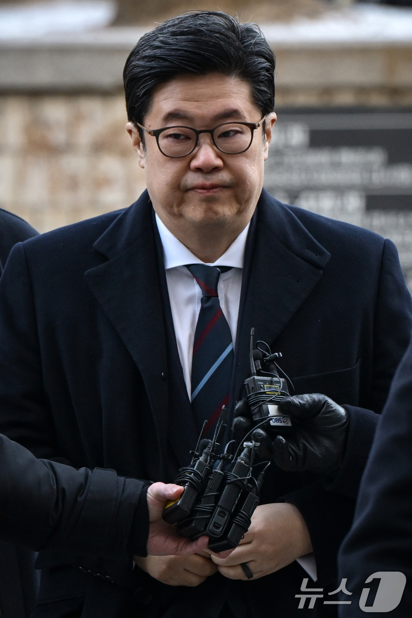 (서울=뉴스1) 오대일 기자 = '홈플러스 사태' 관련 자본시장법 위반 등의 혐의를 받는 김병주 MBK파트너스 회장이 13일 오전 서울 서초구 서울중앙지방법원에서 열린 구속 전 피 …