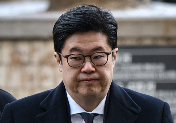 입 굳게 다문 김병주 MBK 회장