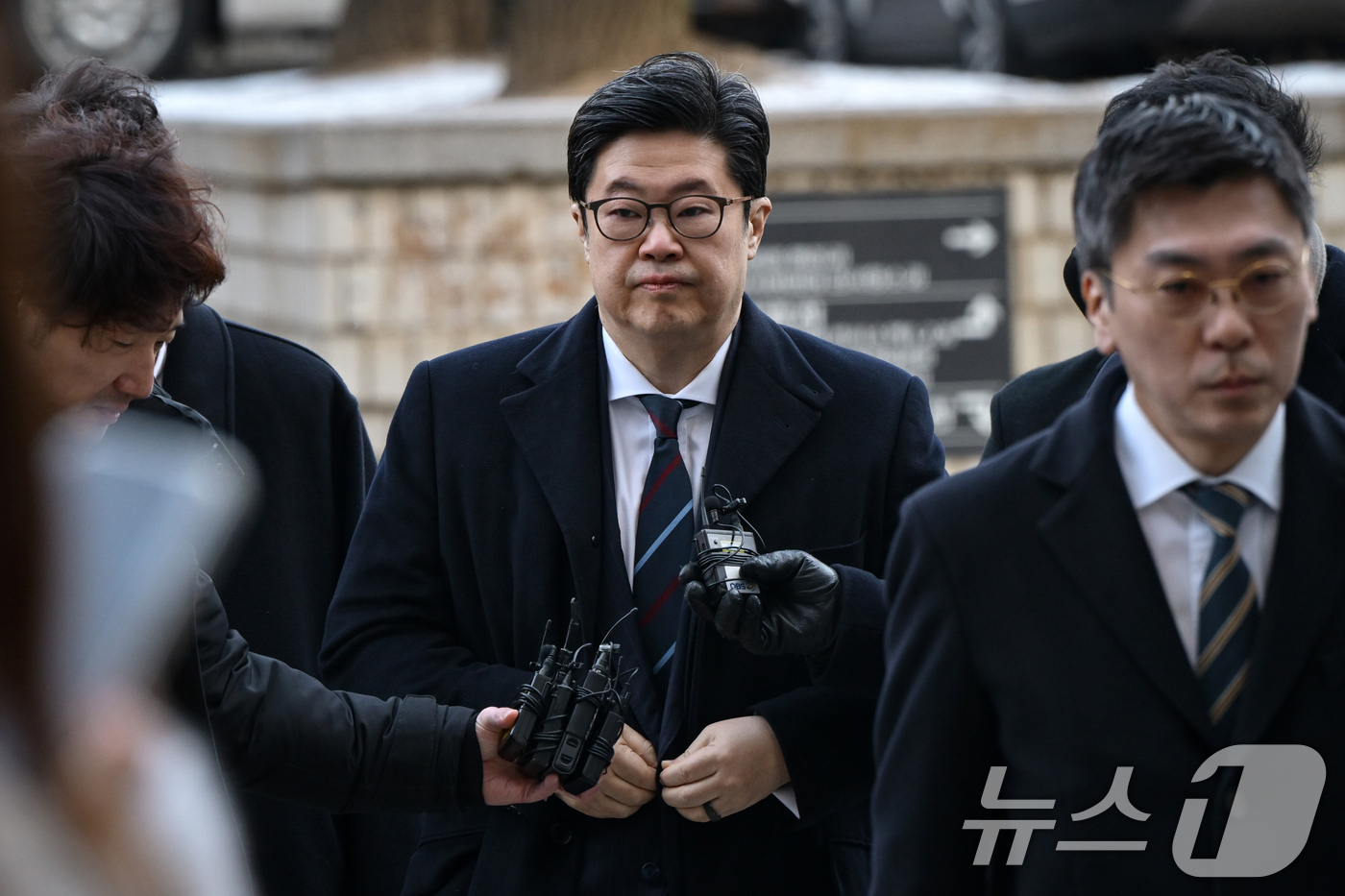 (서울=뉴스1) 오대일 기자 = '홈플러스 사태' 관련 자본시장법 위반 등의 혐의를 받는 김병주 MBK파트너스 회장이 13일 오전 서울 서초구 서울중앙지방법원에서 열린 구속 전 피 …