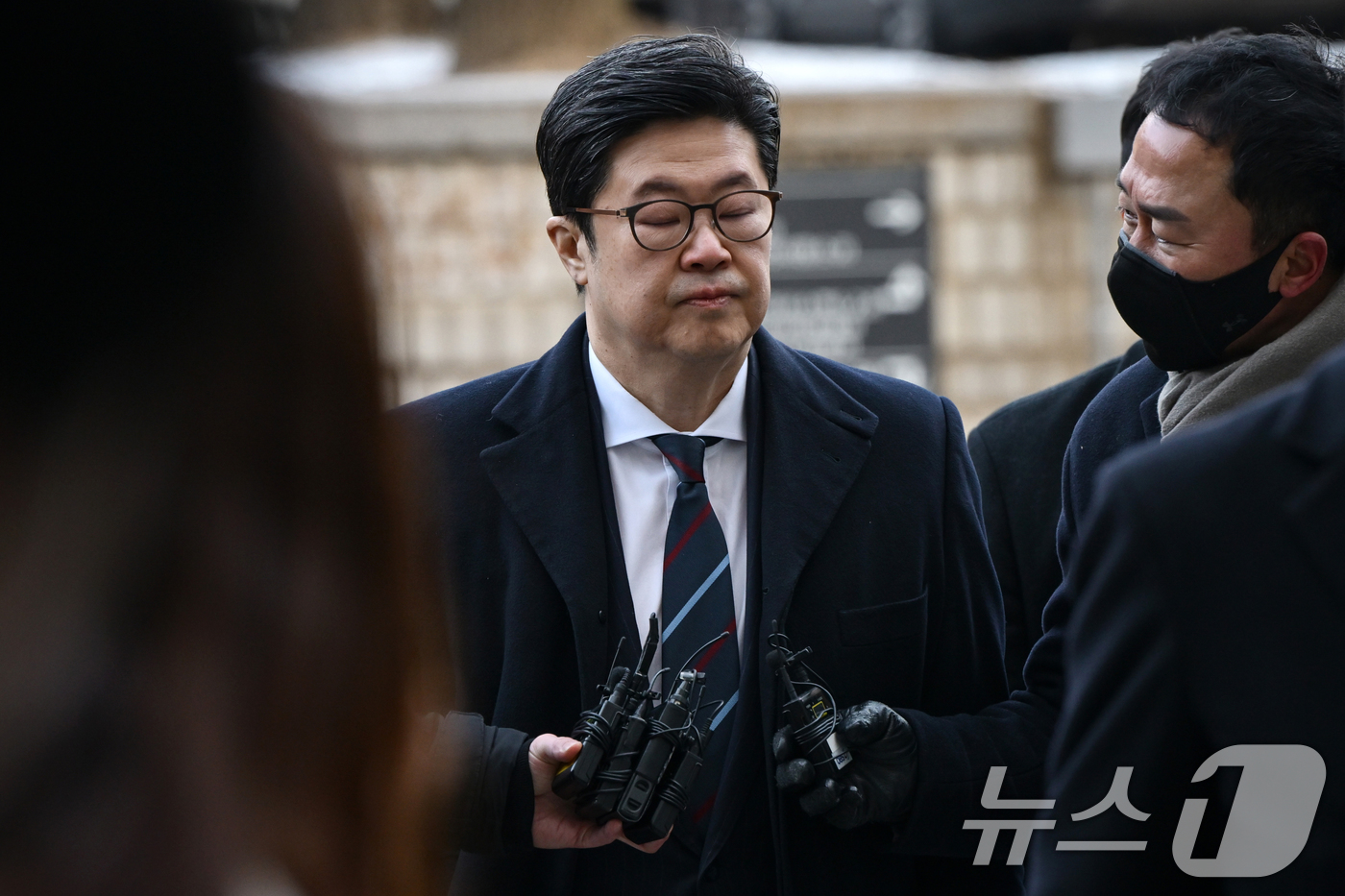 (서울=뉴스1) 오대일 기자 = '홈플러스 사태' 관련 자본시장법 위반 등의 혐의를 받는 김병주 MBK파트너스 회장이 13일 오전 서울 서초구 서울중앙지방법원에서 열린 구속 전 피 …