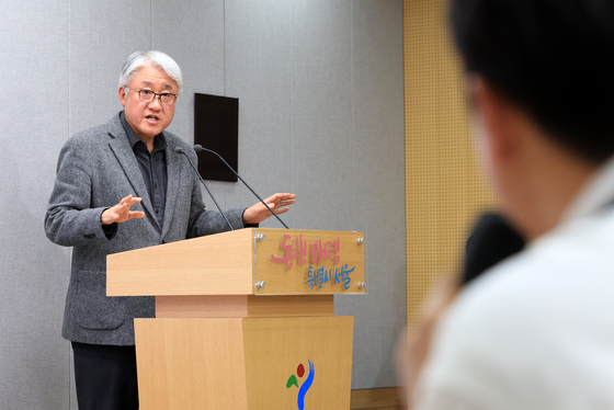 질문 답변하는 김정환 버스사업조합 이사장