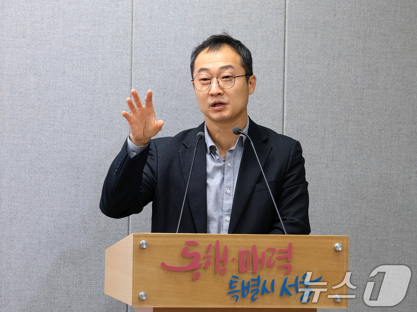 (서울=뉴스1) 이호윤 기자 = 여장권 서울시 교통실장이 13일 서울 중구 서울시청 브리핑룸에서 시내버스 파업 관련 서울지방노동위원회 사후 조정 쟁점 기자회견에 참석해 발언하고 있 …