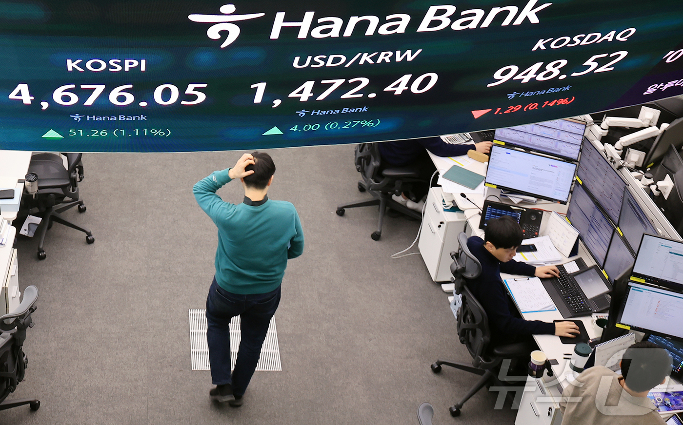 (서울=뉴스1) 김진환 기자 = 13일 오전 서울 중구 하나은행 딜링룸 전광판에 코스피 지수가 나오고 있다.이날 오전 10시 20분쯤 코스피 지수는 전 거래일보다 51.26p(1. …