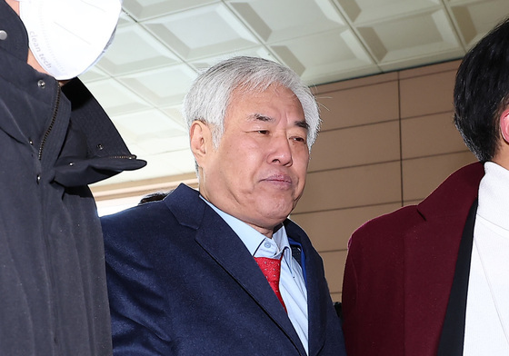 수색증명서 들고 영장심사 출석하는 전광훈