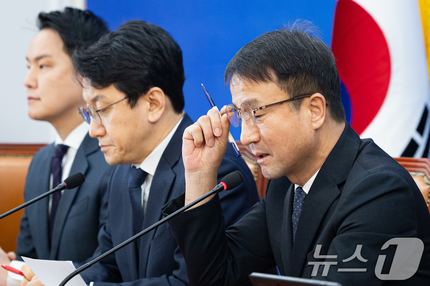 (서울=뉴스1) 유승관 기자 = 한병도 더불어민주당 원내대표가 13일 서울 여의도 국회에서 열린 원내대책회의에서 모두 발언 중 안경을 고쳐 쓰고 있다. 2026.1.13/뉴스1