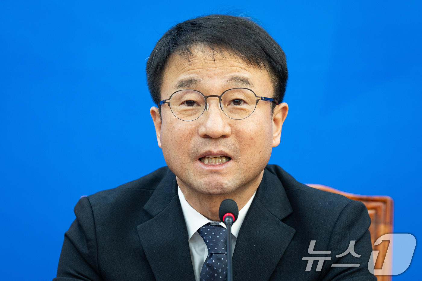 (서울=뉴스1) 유승관 기자 = 한병도 더불어민주당 원내대표가 13일 서울 여의도 국회에서 열린 원내대책회의에서 모두 발언을 하고 있다. 2026.1.13/뉴스1