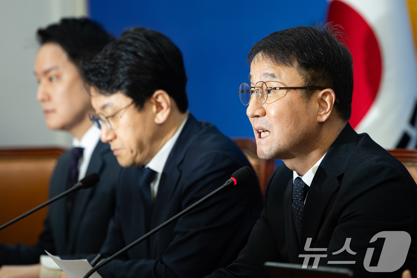 (서울=뉴스1) 유승관 기자 = 한병도 더불어민주당 원내대표가 13일 서울 여의도 국회에서 열린 원내대책회의에서 모두 발언을 하고 있다. 2026.1.13/뉴스1