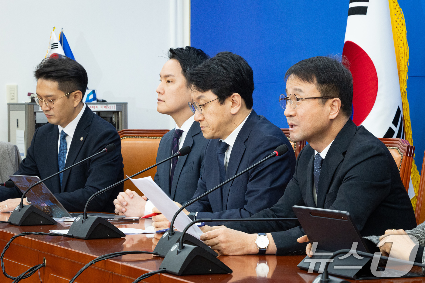 (서울=뉴스1) 유승관 기자 = 한병도 더불어민주당 원내대표가 13일 서울 여의도 국회에서 열린 원내대책회의에서 모두 발언을 하고 있다. 2026.1.13/뉴스1