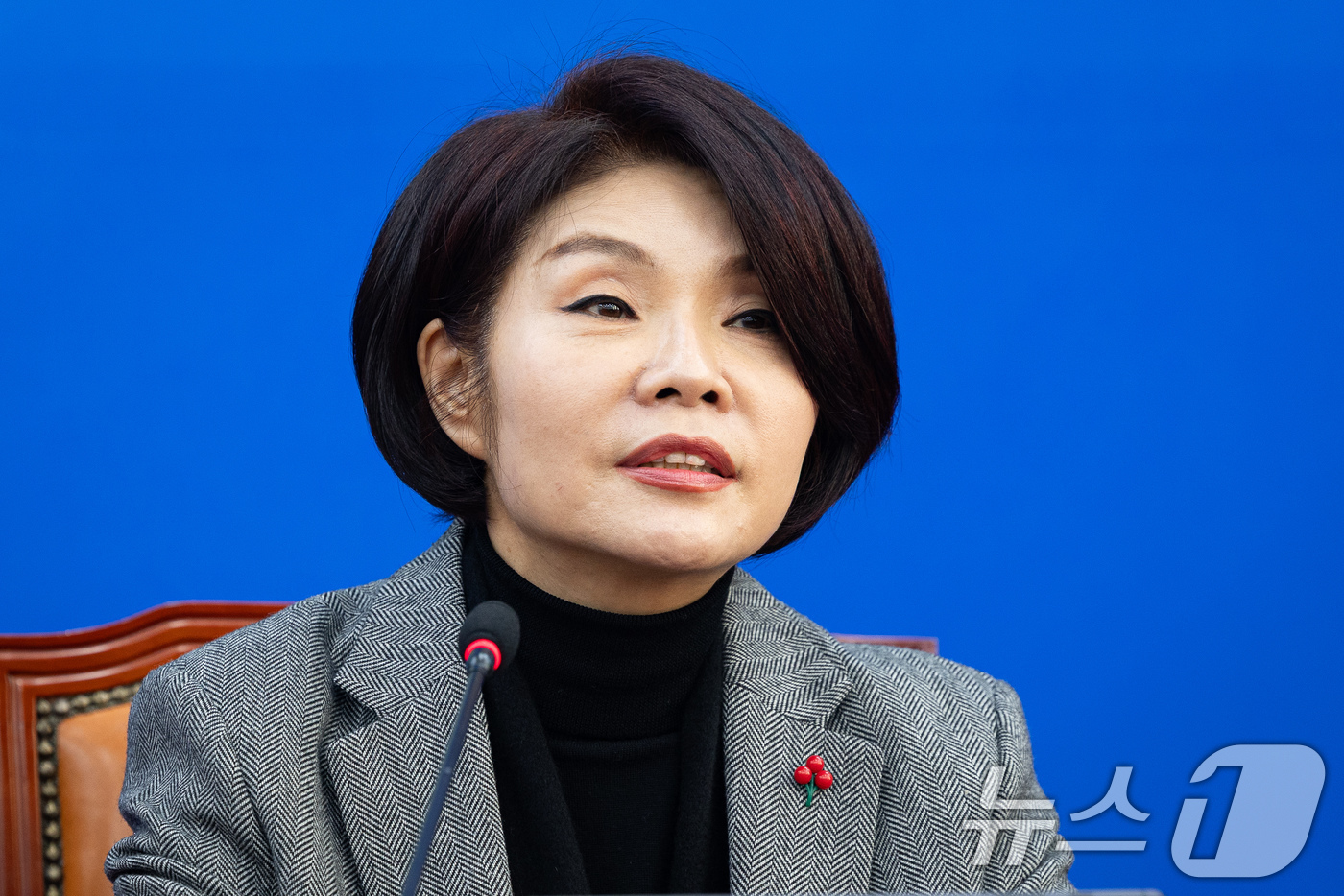 (서울=뉴스1) 유승관 기자 = 한정애 더불어민주당 정책위의장이 13일 서울 여의도 국회에서 열린 원내대책회의에서 모두 발언을 하고 있다. 2026.1.13/뉴스1