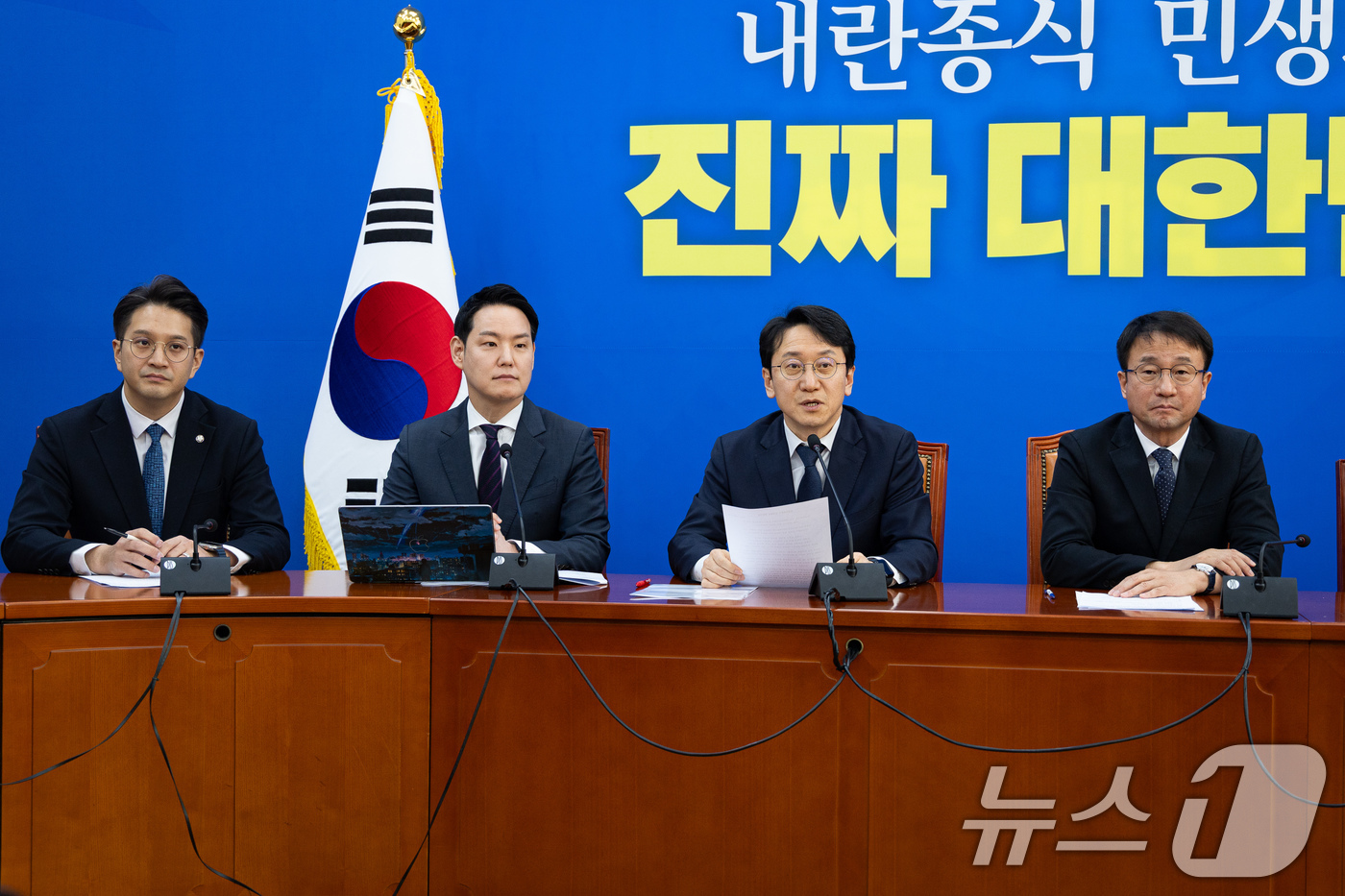 (서울=뉴스1) 유승관 기자 = 천준호 더불어민주당 원내운영수석부대표가 13일 서울 여의도 국회에서 열린 원내대책회의에서 모두 발언을 하고 있다. 오른쪽부터 한병도 원내대표, 천 …