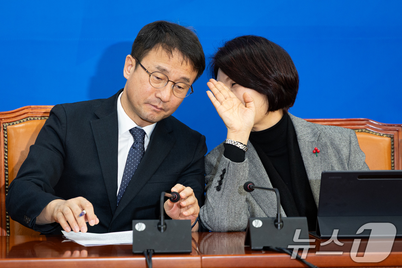 (서울=뉴스1) 유승관 기자 = 한병도 더불어민주당 원내대표와 한정애 정책위의장이 13일 서울 여의도 국회에서 열린 원내대책회의에서 대화하고 있다. 2026.1.13/뉴스1