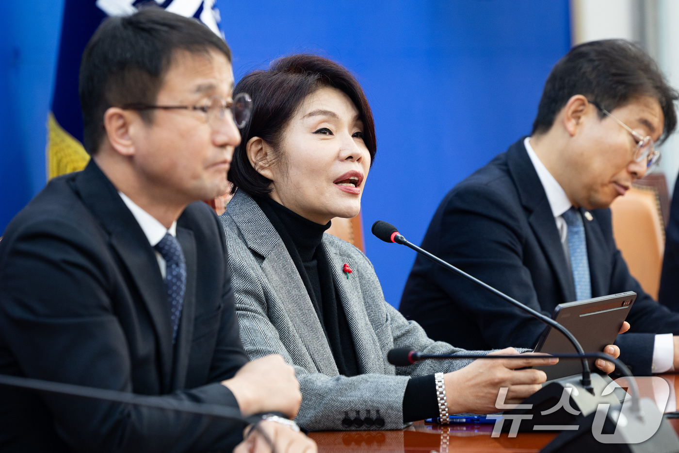 (서울=뉴스1) 유승관 기자 = 한정애 더불어민주당 정책위의장이 13일 서울 여의도 국회에서 열린 원내대책회의에서 모두 발언을 하고 있다. 2026.1.13/뉴스1