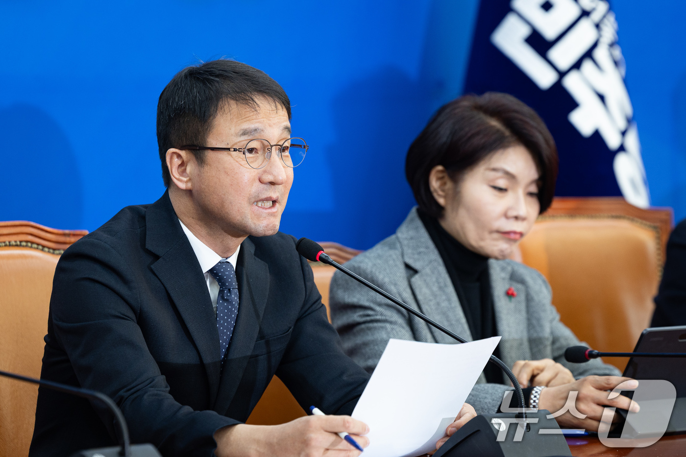 (서울=뉴스1) 유승관 기자 = 한병도 더불어민주당 원내대표가 13일 서울 여의도 국회에서 열린 원내대책회의에서 모두 발언을 하고 있다. 2026.1.13/뉴스1