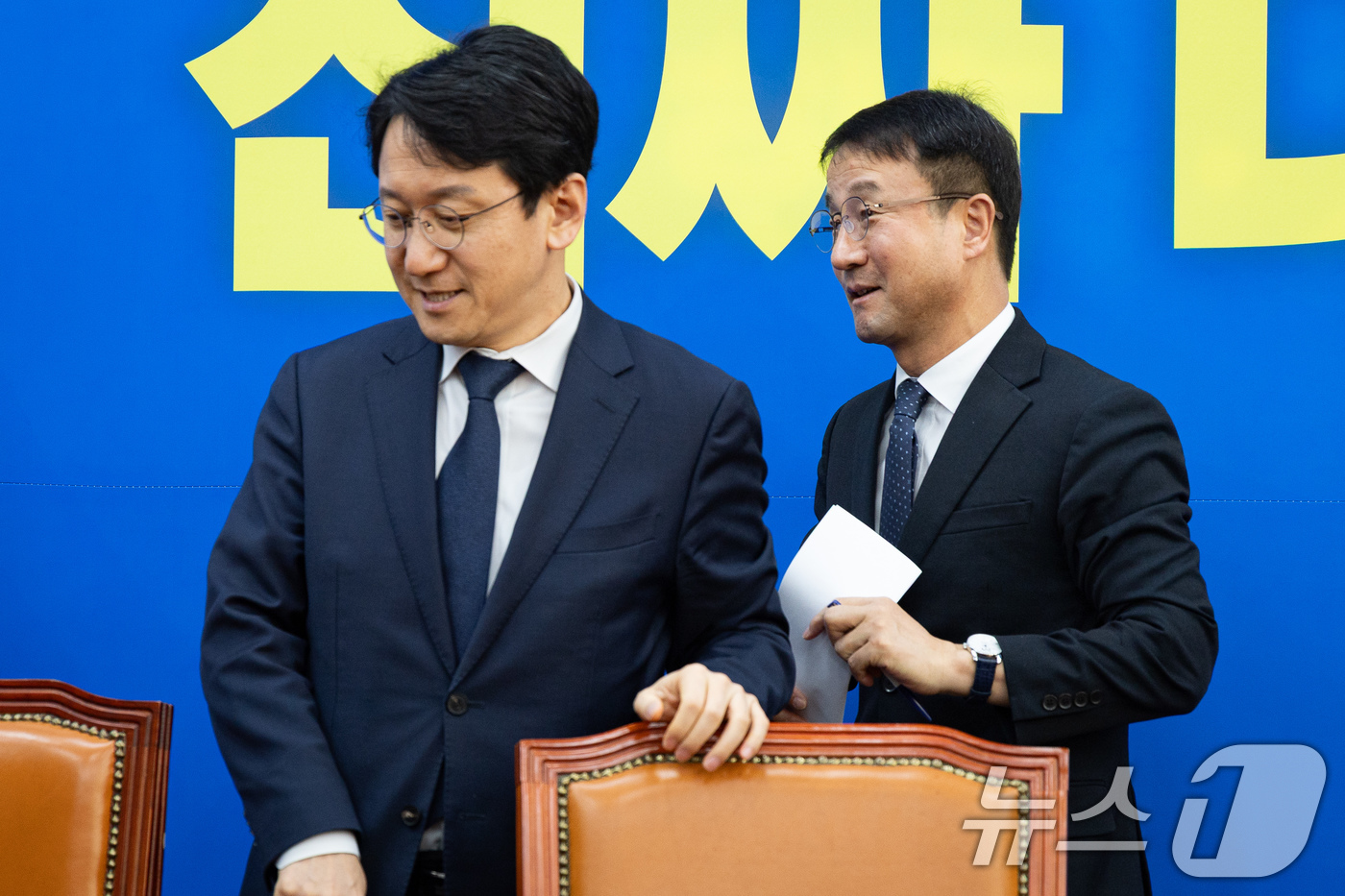 (서울=뉴스1) 유승관 기자 = 한병도 더불어민주당 원내대표와 천준호 원내운영수석부대표가 13일 서울 여의도 국회에서 열린 원내대책회의를 마친 후 회의장을 나서고 있다. 2026. …
