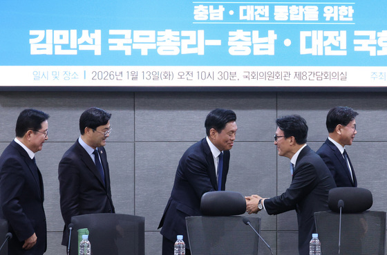 인사나누는 김민석 총리