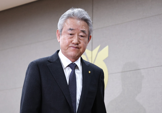 경찰 '1억 뇌물수수 혐의' 강호동 농협중앙회장 소환…"성실히 조사받겠다"