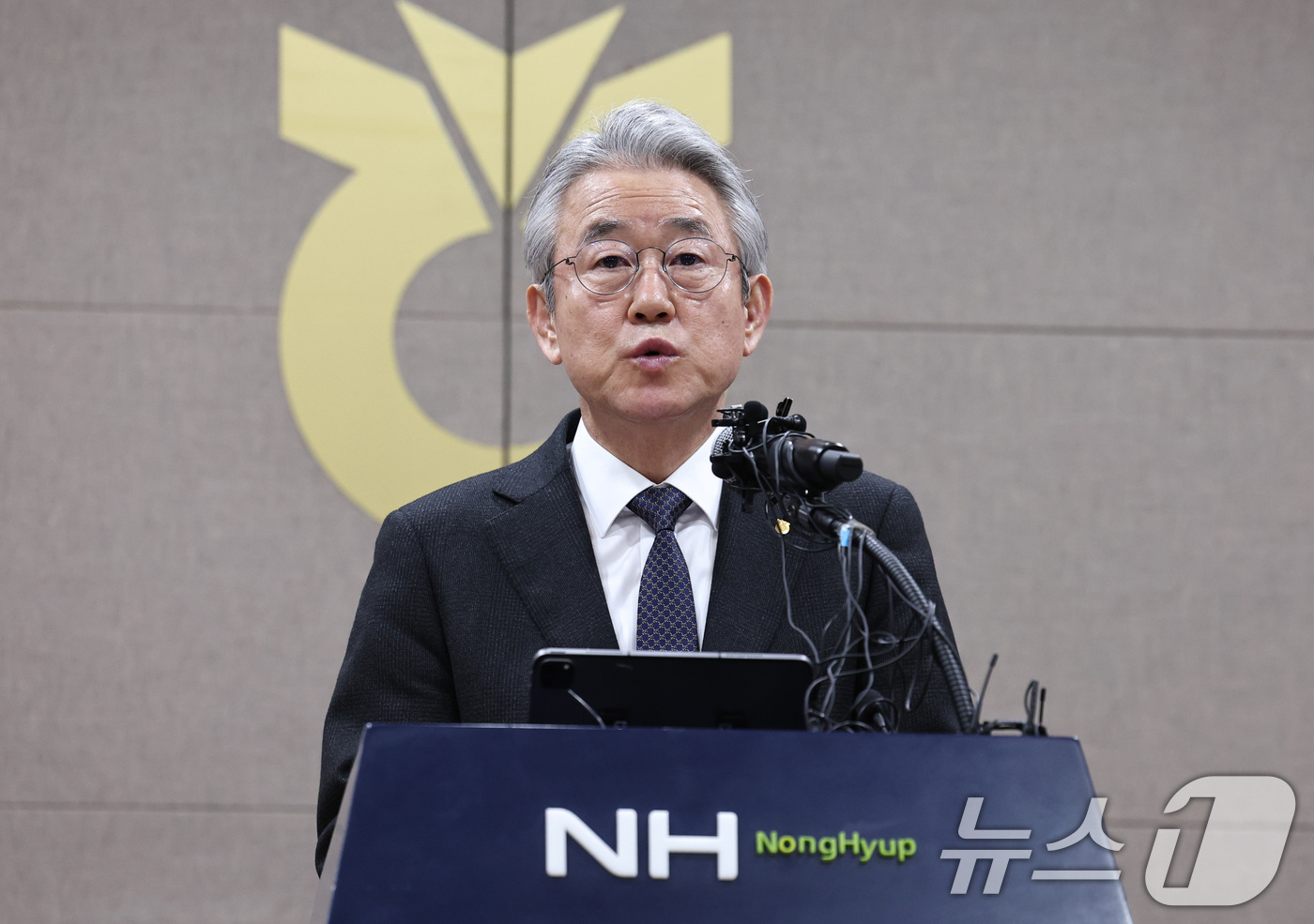 (서울=뉴스1) 구윤성 기자 = 강호동 농협중앙회장이 13일 오전 서울 중구 농협중앙회 본관에서 농림축산식품부가 지난 8일 발표한 농협중앙회에 대한 특별감사 중간 결과와 관련해 대 …