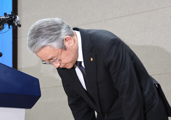 허리숙인 강호동 농협회장