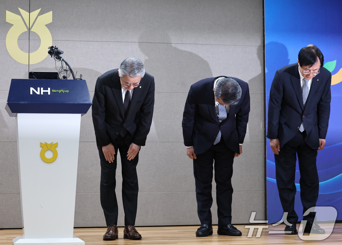 (서울=뉴스1) 구윤성 기자 = 강호동 농협중앙회장과 경영진이 13일 서울 중구 농협중앙회 본관에서 농림축산식품부가 지난 8일 발표한 농협중앙회에 대한 특별감사 중간 결과와 관련해 …