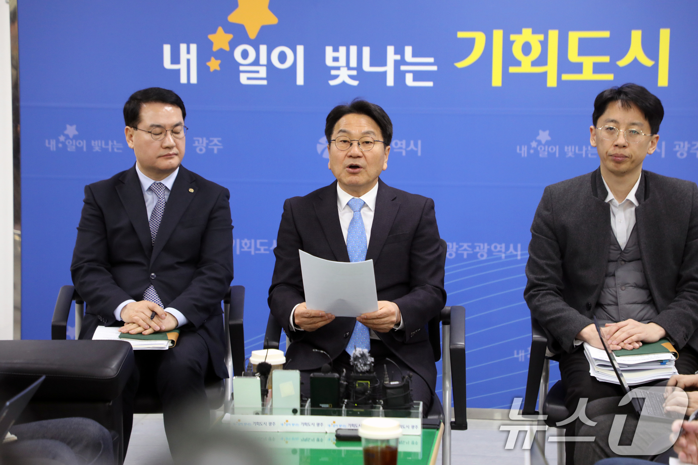 (광주=뉴스1) 이수민 기자 = 강기정 광주시장이 13일 시청 출입기자단과 만나 광주전남 행정통합과 관련해 시민 공감대 형성을 위한 방안을 발표하고 있다. 2026.1.13/뉴스1 …