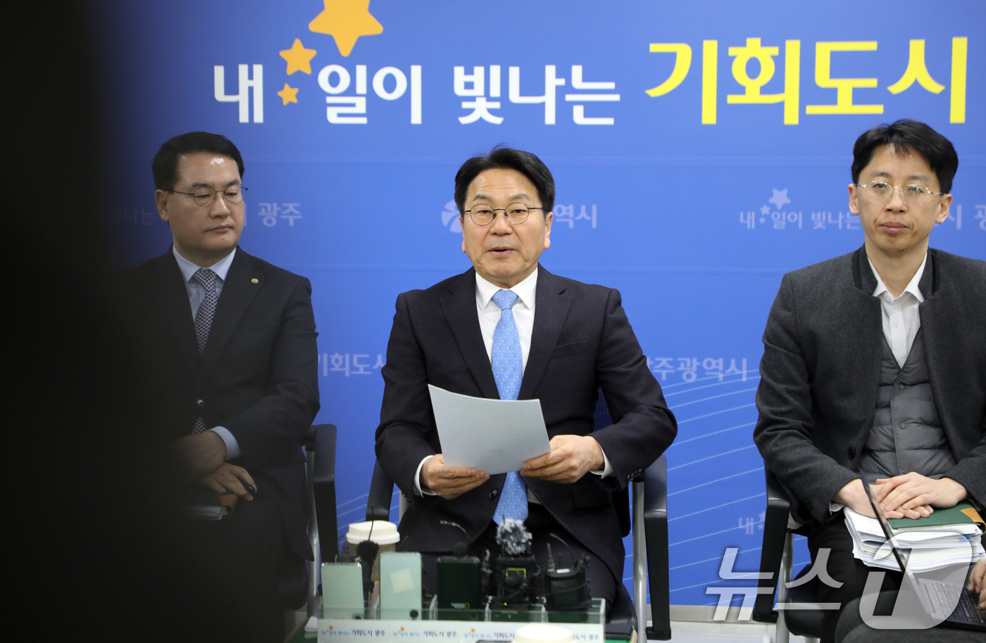 (광주=뉴스1) 이수민 기자 = 강기정 광주시장이 13일 시청 출입기자단과 만나 광주전남 행정통합과 관련해 시민 공감대 형성을 위한 방안을 발표하고 있다. 2026.1.13/뉴스1 …