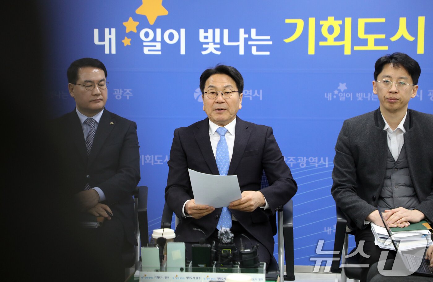 본문 이미지 - 강기정 광주시장이 13일 시청 출입기자단과 만나 광주전남 행정통합과 관련해 시민 공감대 형성을 위한 방안을 발표하고 있다. 2026.1.13/뉴스1 ⓒ News1 이수민 기자