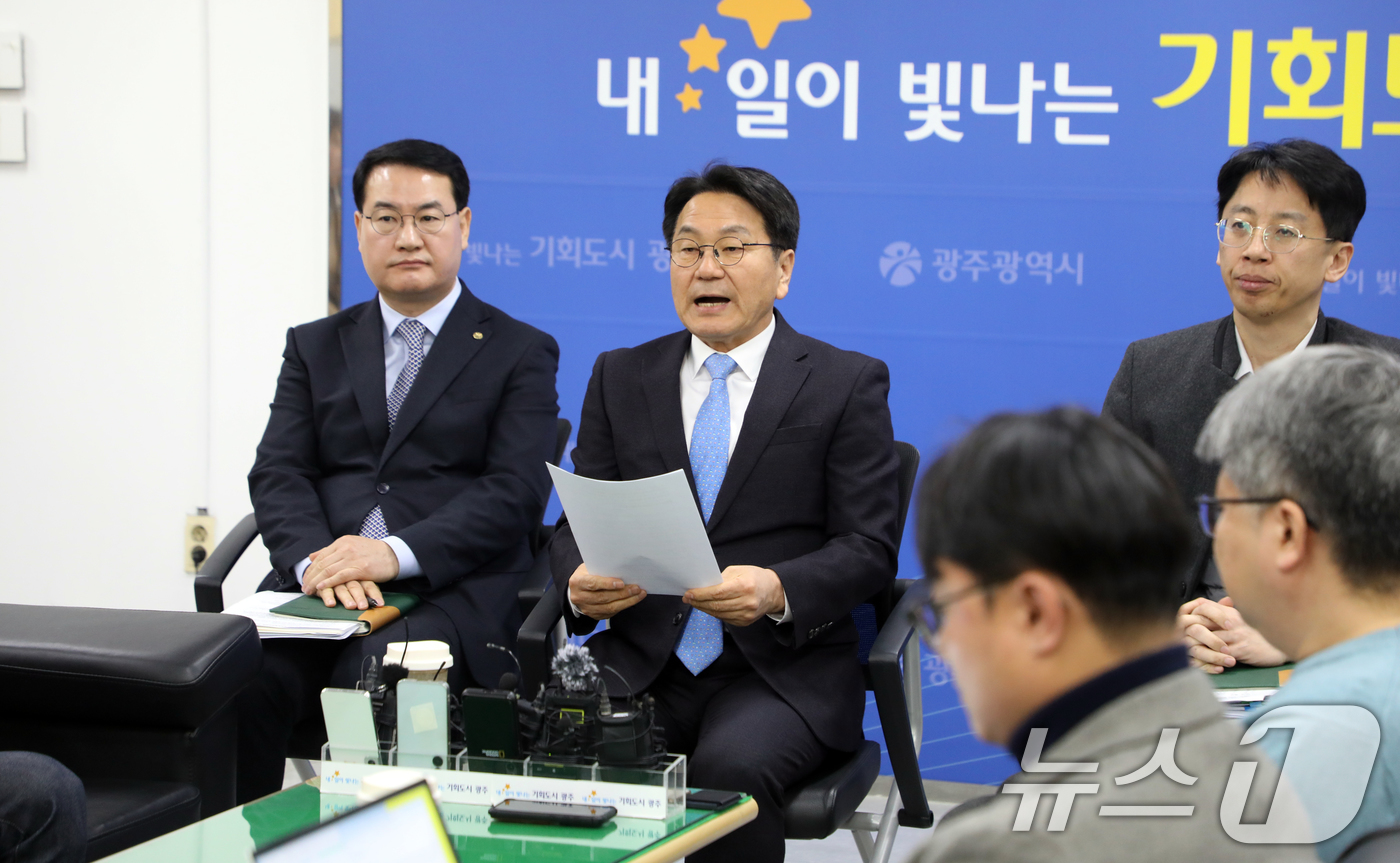 (광주=뉴스1) 이수민 기자 = 강기정 광주시장이 13일 광주시 광주시청에서 출입기자단과 만나 광주전남 행정통합과 관련해 시민 공감대 형성을 위한 방안을 발표하고 있다. 2026. …